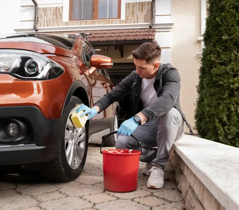 Lavage auto à domicile Saint-Martin-des-Tilleuls : professionnel intervenant sur un véhicule